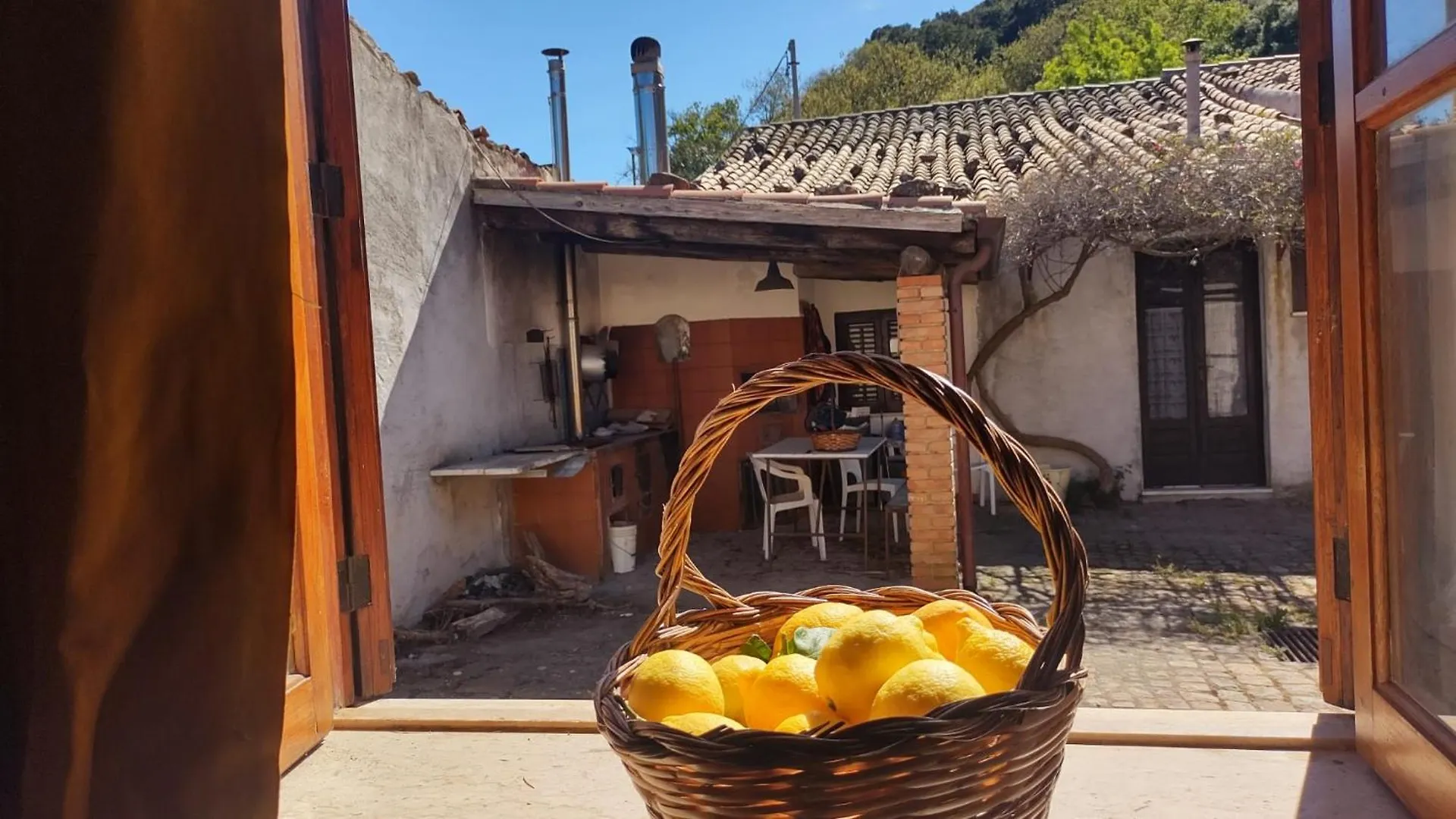 Linati'S Apartments Pollina Italia
